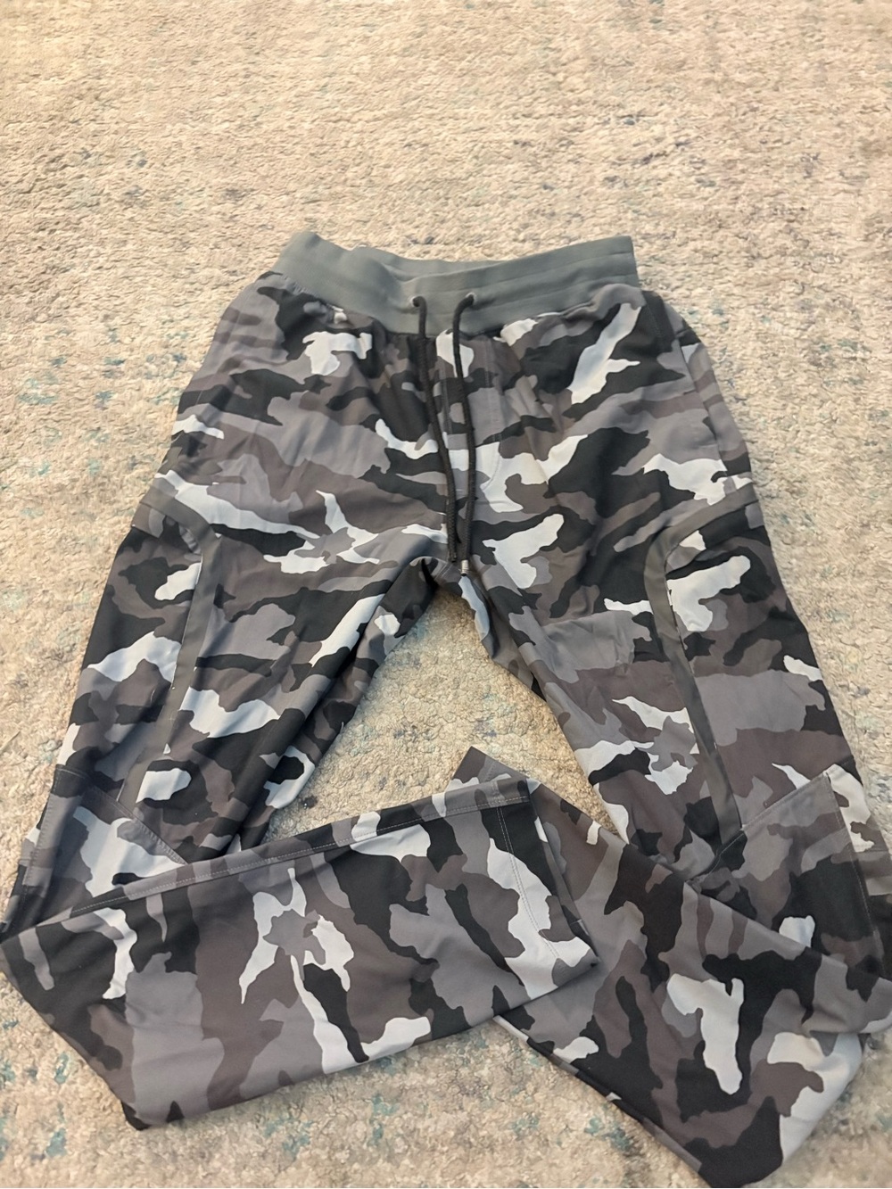Under Armour Men's Gray Camo Joggers